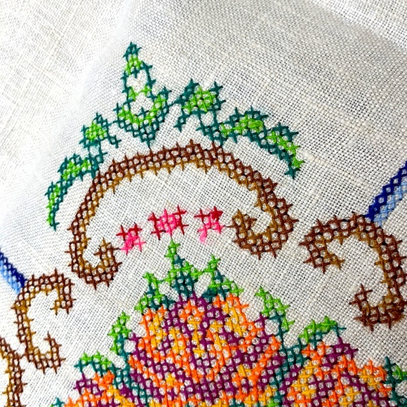 Handmade tablecloth cross stitch on linen 31.5 x 31.5 square - Picture 10 of 13